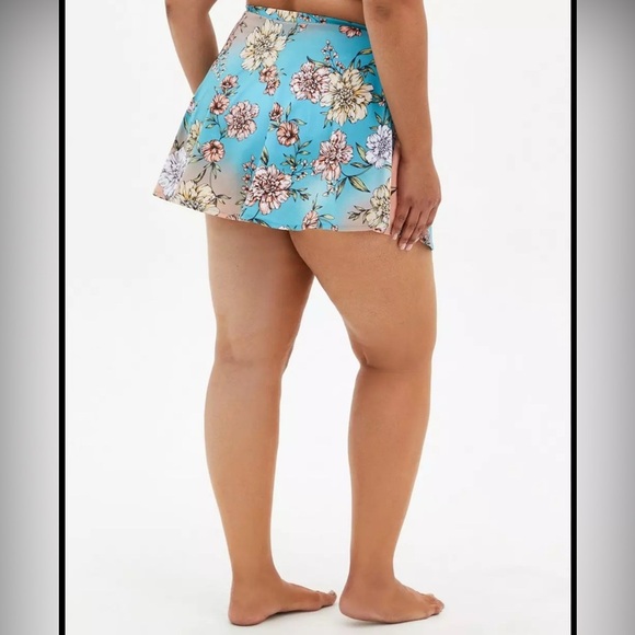 Torrid High Rise Long Skater Swim Skirt SZ 2 (18-20) - Picture 2 of 16